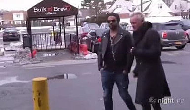 Shaggy & Sting vor dem Café
