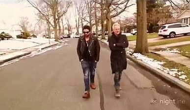 Shaggy & Sting am Weg zum Café in der Umgebung